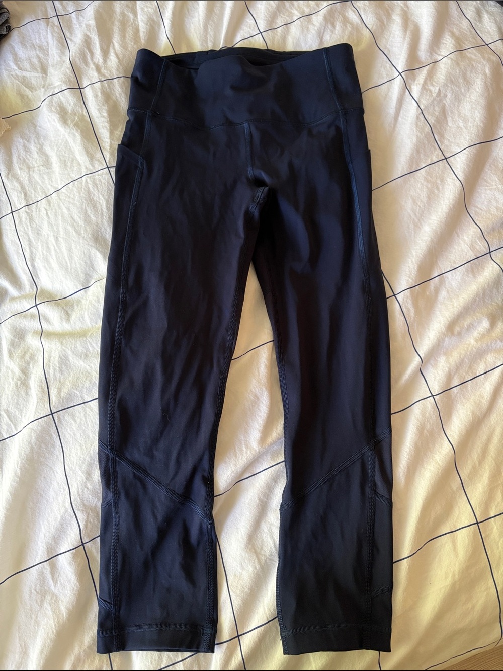 Lululemon Navy Women’s cropped leggings with pockets size 4